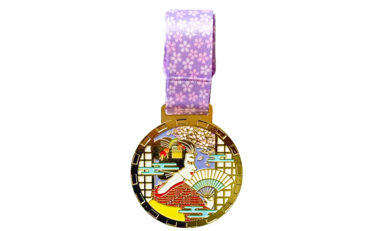 メダル（桜漂う芸者）